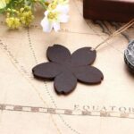 Semn de carte din piele cu flori